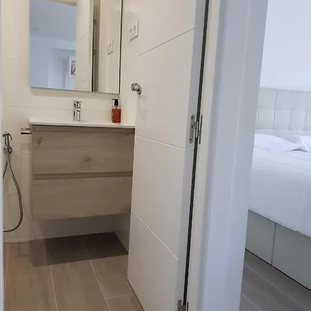 Eros Apartament アパート カレーリャ