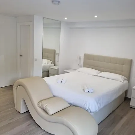 Eros Apartament * カレーリャ
